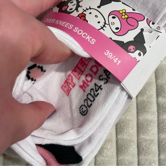 EXCLUSIVE Ladies’ Over Knee Socks from Hello Kitty and Friends x Cropp - Picture 4 of 9